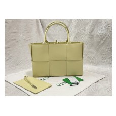 Bottega Veneta Arco tote bag in Ice Cream Intrecciato leather Bottega Veneta Arco tote bag in Ice Cream Intrecciato leather