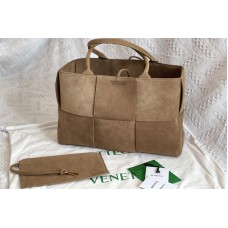 Bottega Veneta Arco tote Horizontal tote bag in Caramel an orthogonal maxi weave Bottega Veneta Arco tote Horizontal tote bag in Caramel an orthogonal maxi weave