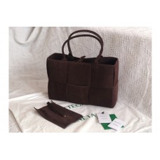 Bottega Veneta Arco tote Horizontal tote bag in Burgundy an orthogonal maxi weave Bottega Veneta Arco tote Horizontal tote bag in Burgundy an orthogonal maxi weave