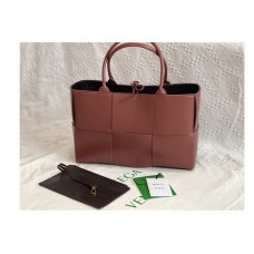 Bottega Veneta Arco tote bag in Bordeaux Intrecciato leather Bottega Veneta Arco tote bag in Bordeaux Intrecciato leather