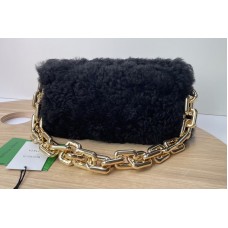 Bottega Veneta Chain pouch in Black Shearling