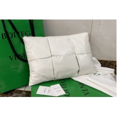 Bottega Veneta Pouch Bag in maxi padded Intrecciato White Paper Calf leather Bottega Veneta Pouch Bag in maxi padded Intrecciato White Paper Calf leather