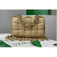 Bottega Veneta The Chain Cassette Cross-body bag in maxi Porridge Intrecciato Nappa leather