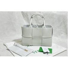 Bottega Veneta Arco Mini tote bag in White maxi Intrecciato Nappa leather