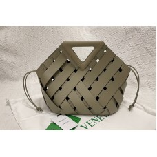 Bottega Veneta Point Intreccio leather top handle bag in Taupe Intreccio leather