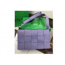 Bottega Veneta Cassette cross-body bag in Purple double-face maxi weave