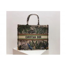 Dior Mook Tote 42mm bag in embroidered canvas With a Leaf green Dior Mook Tote 42mm bag in embroidered canvas With a Leaf green