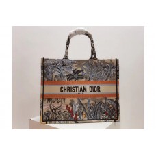 Dior Mook Tote 42mm bag in embroidered canvas With a denim blue Toile de Jouy Tropicalia motif Dior Mook Tote 42mm bag in embroidered canvas With a denim blue Toile de Jouy Tropicalia motif