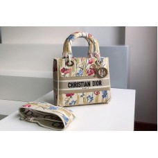 Christian Dior Mior Medium Lady d-lite bag in Dior Embroidery Christian Dior Mior Medium Lady d-lite bag in Dior Embroidery
