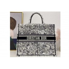 Christian Dior Mior book tote Bag in White Toile de Jouy Reverse Embroidery Christian Dior Mior book tote Bag in White Toile de Jouy Reverse Embroidery