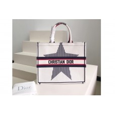 Christian Dior Mior book tote Bag in White Three-Tone Embroidery Christian Dior Mior book tote Bag in White Three-Tone Embroidery