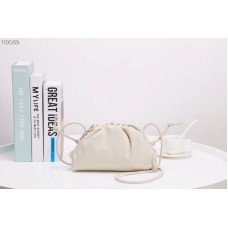 Bottega Veneta The Pouch s White Butter Calf Leather Bottega Veneta The Pouch s White Butter Calf Leather