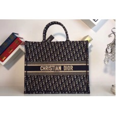 Dior Book Tote ag in blue Dior Oblique embroidered canvas Dior Book Tote ag in blue Dior Oblique embroidered canvas